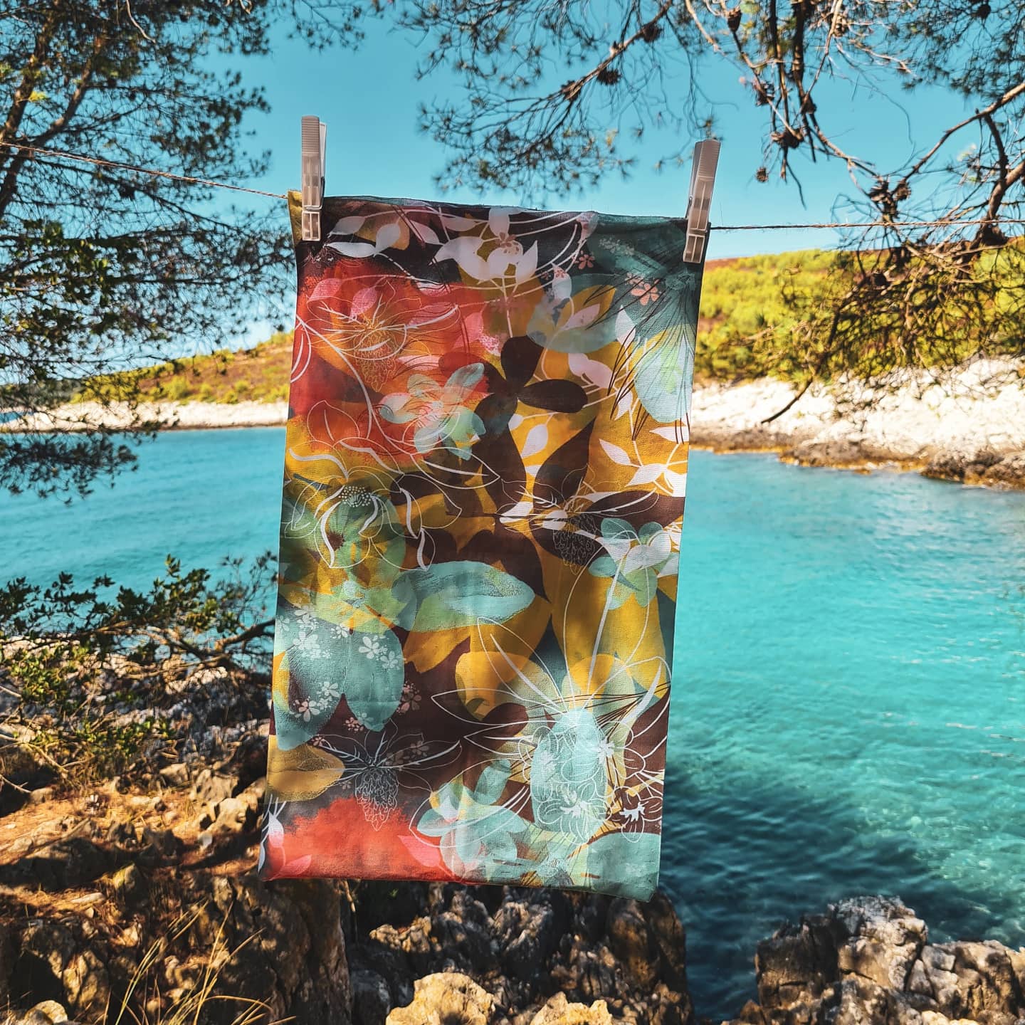 Večnamenski šal Flower Power